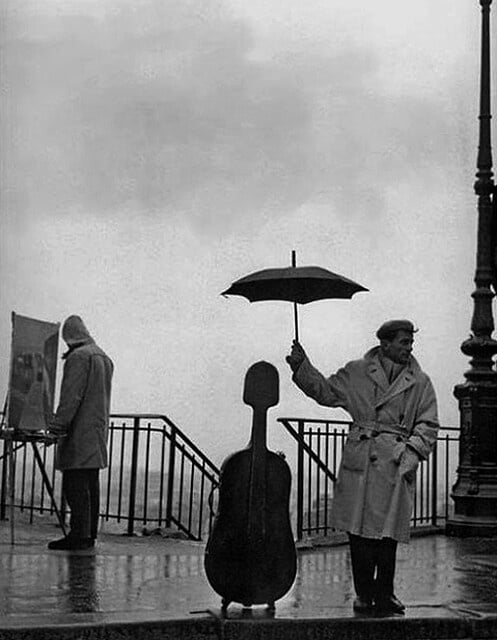 Robert Doisneau, Musicista sotto la pioggia, 1957 Stima Robert Doisneau gratuita