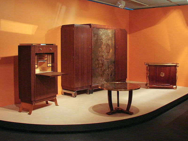 Jules Leleu, Kast, 1937 in Macassar-ebbenhout, eglomisé glas, onderstel in chroommetaal van Subes (ijzerwerker) ; Bureau, 1938 in Macassar-ebbenhout, metaal en spiegel ; Ronde tafel, 1938, blad in eglomisé glas Taxatie Jules Leleu gratis