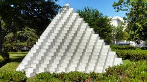 Pyramide à quatre faces de l'artiste américain Sol Lewitt (1928-2007) Béton et mortier Estimation Sol Lewitt gratuite